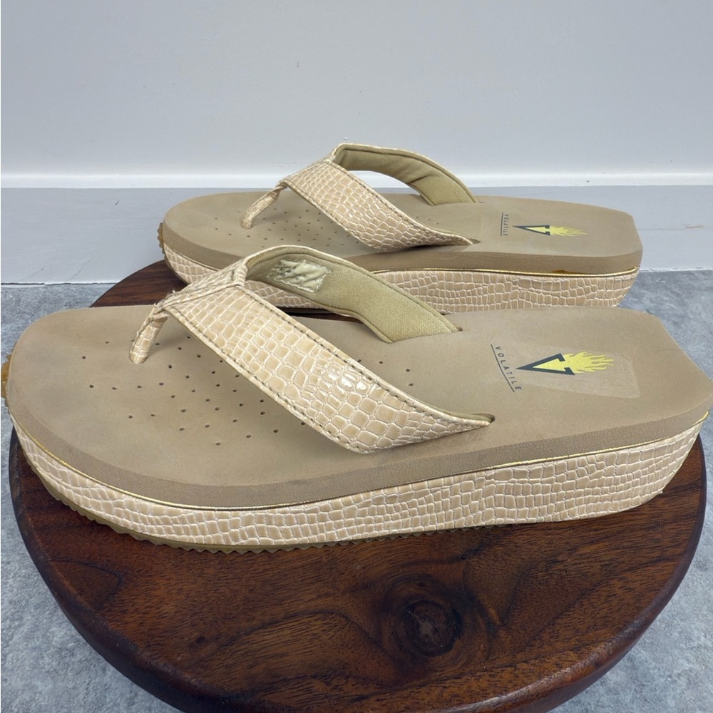 Volatile Island wedge sandals / snakeskin pattern sz 9‎